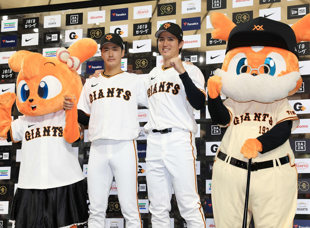 巨人対DeNA　移籍後初勝利の巨人高橋礼（左）は共にお立ち台の上がった西舘と笑顔でガッツポーズ（撮影・浅見桂子）