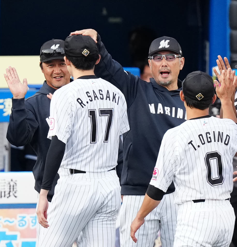 ロッテ対オリックス　試合後、ロッテ佐々木（中央左）をねぎらう吉井監督（同右）（撮影・江口和貴）