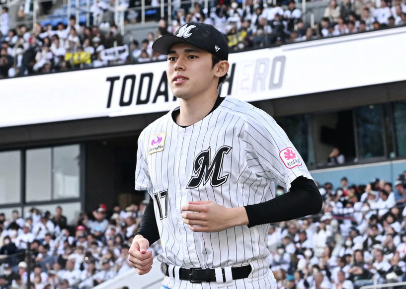 ロッテ対オリックス　ヒーローインタビューに向かう勝利投手のロッテ佐々木（撮影・滝沢徹郎）