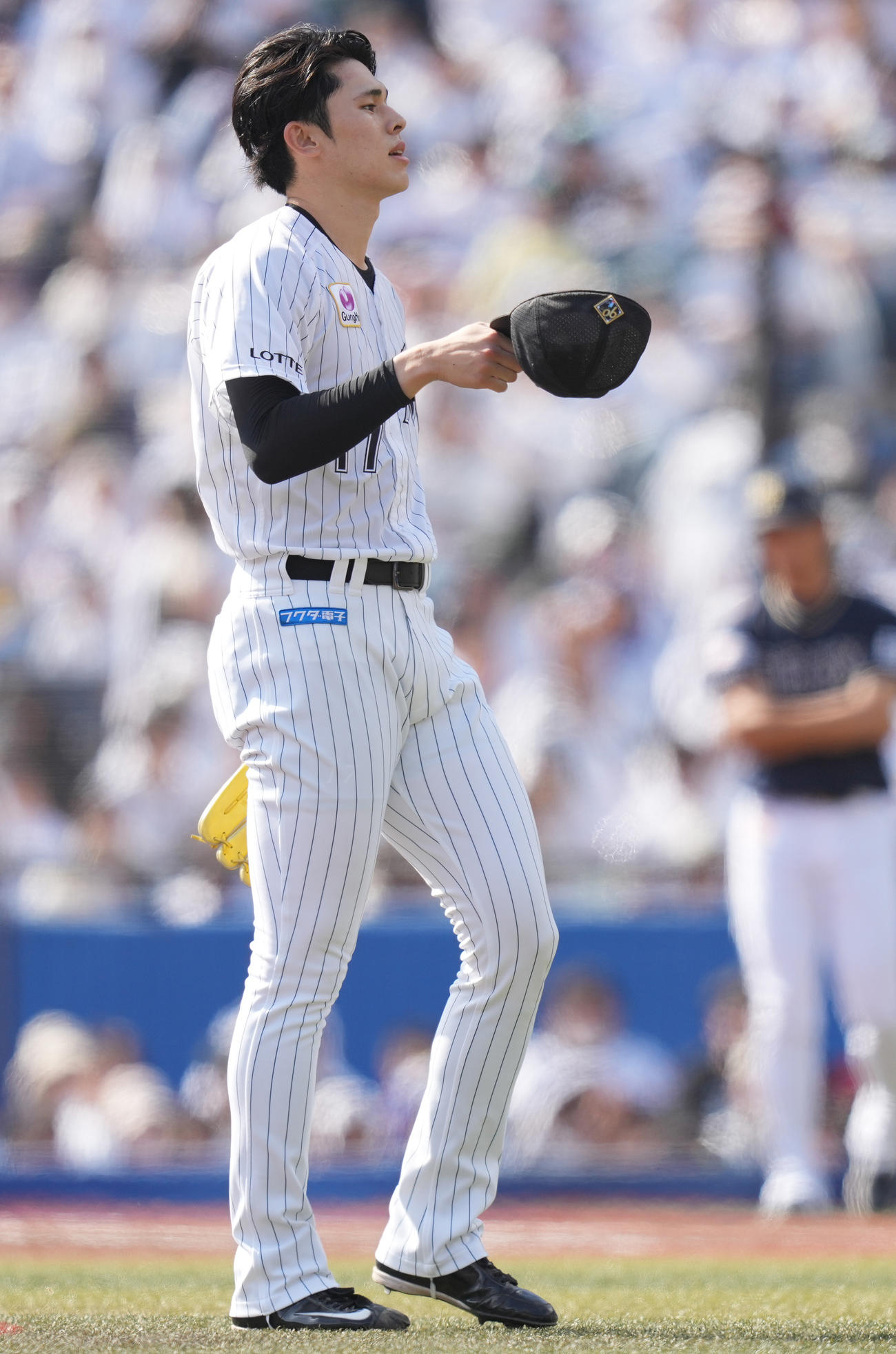 ロッテ対オリックス　3回表オリックス1死、セデーニョに死球を与え、帽子を脱ぐ佐々木（撮影・鈴木みどり）