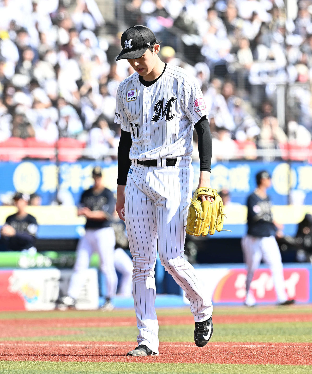 ロッテ対オリックス　2回表に追加点を許したロッテ先発の佐々木は浮かない表情で引き揚げる（撮影・滝沢徹郎）