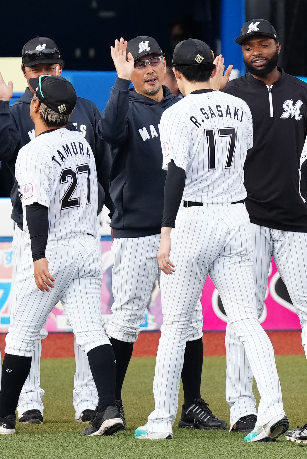 ロッテ対オリックス　試合後、ロッテ佐々木（左から4人目）とタッチを交わす吉井監督（撮影・江口和貴）
