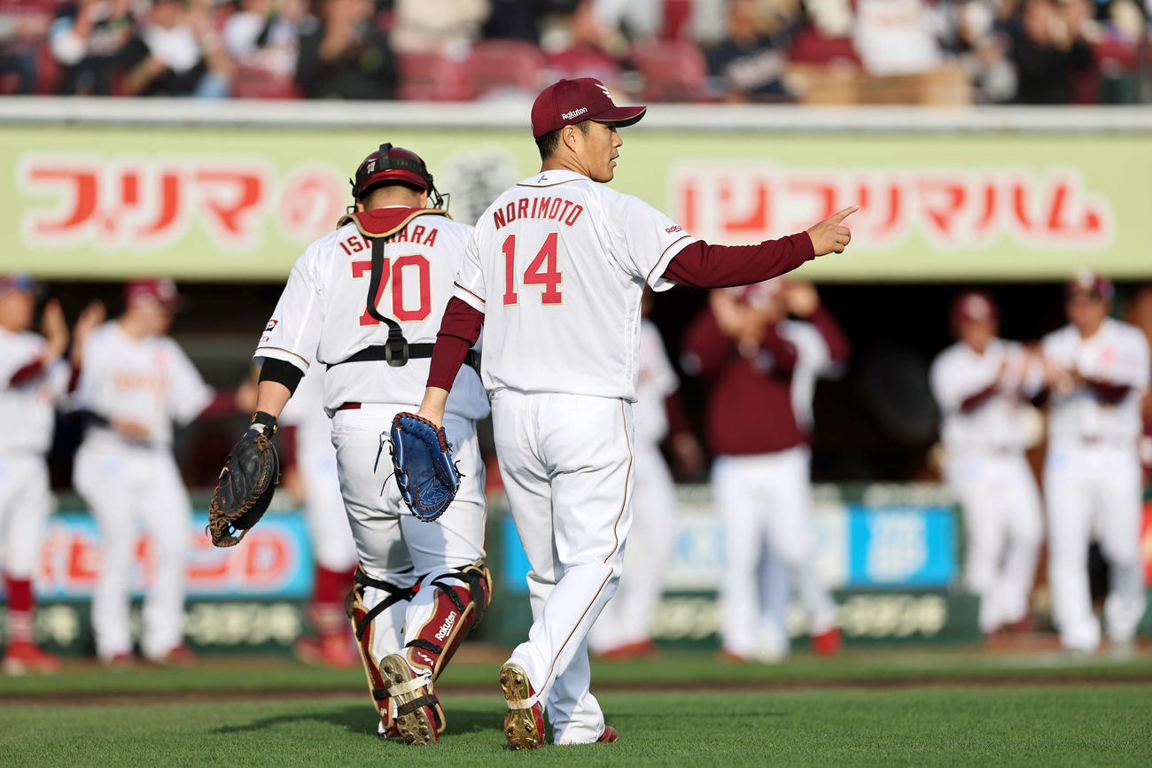 楽天対ソフトバンク　9回表、ソフトバンクの攻撃を抑えベンチに引き揚げる則本（右）（撮影・鈴木正人）