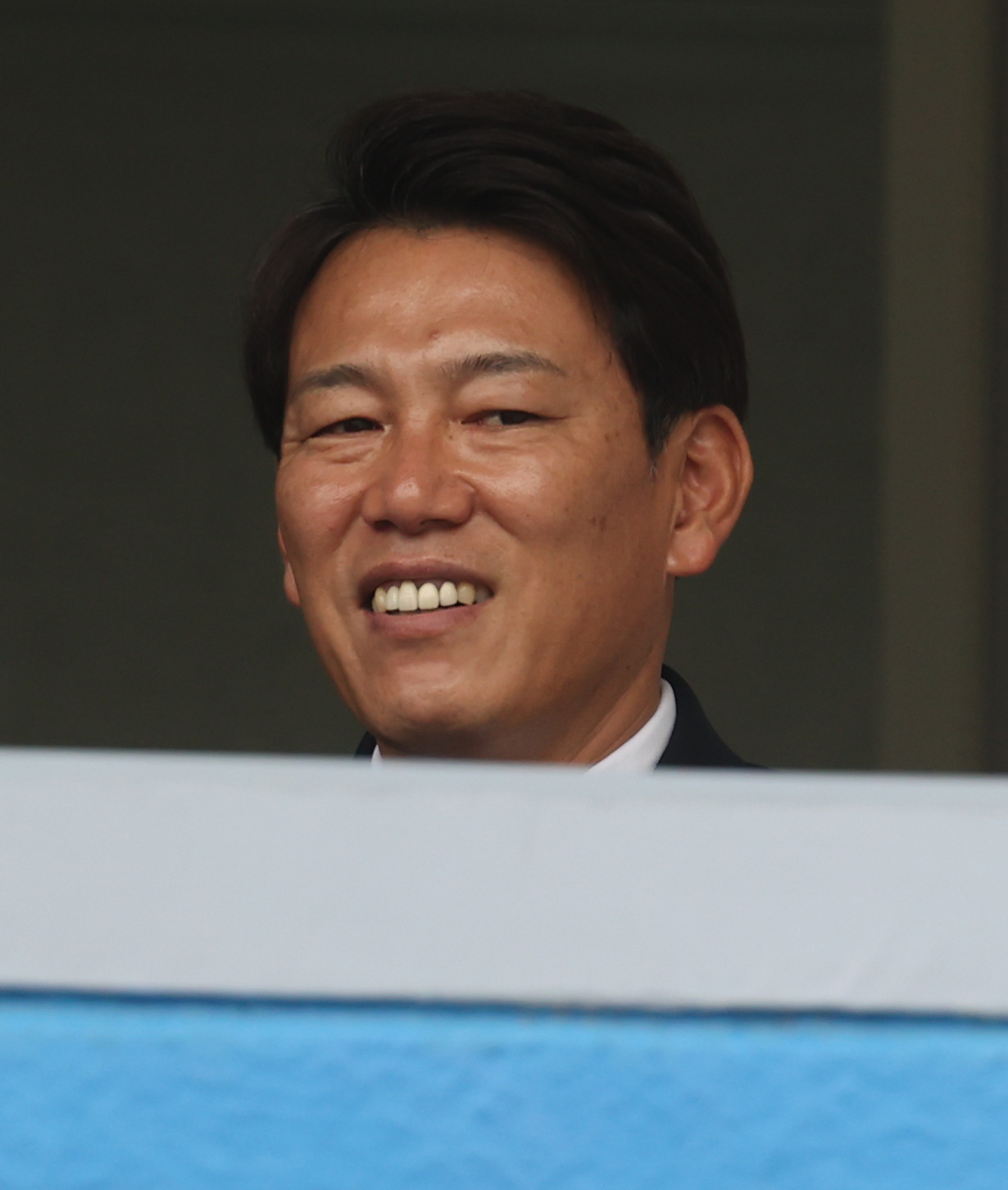青学大対国学院大戦を視察する侍ジャパン井端監督（撮影・柴田隆二）