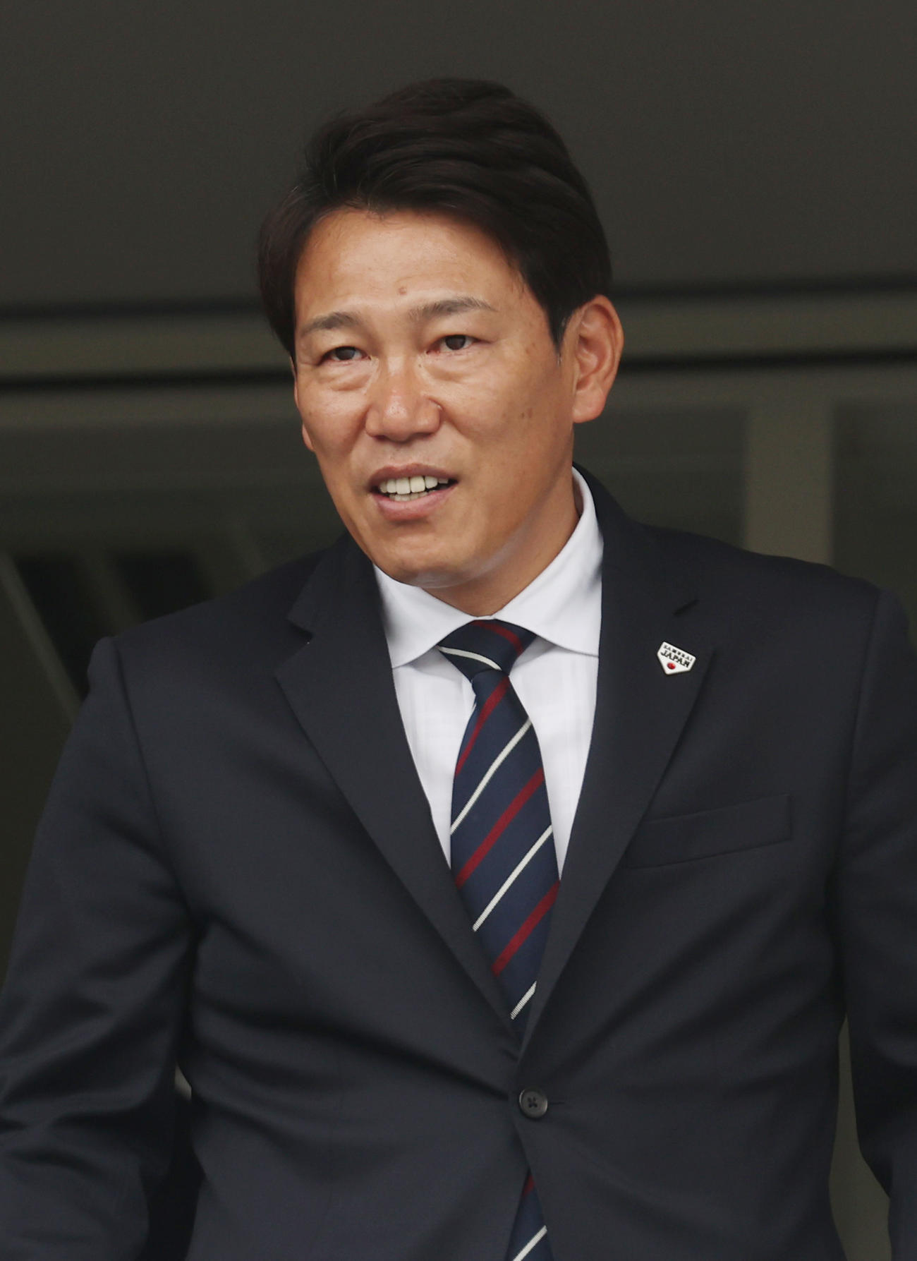青学大対国学院大戦を視察する侍ジャパン井端監督（撮影・柴田隆二）