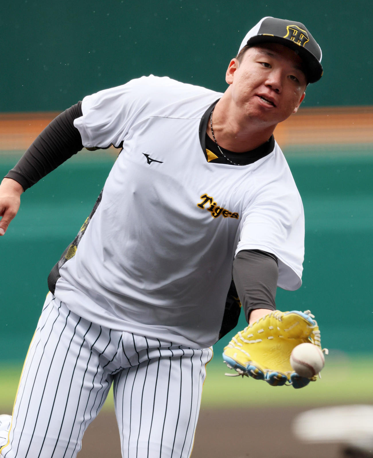 投内連係の練習で本塁へグラブトスする村上（撮影・加藤哉）