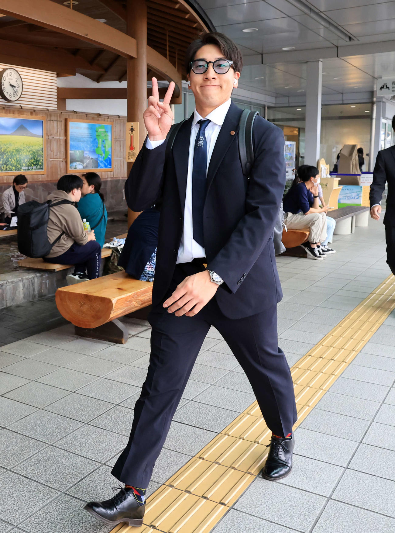 鹿児島入りし、Vサインする巨人大勢（撮影・浅見桂子）