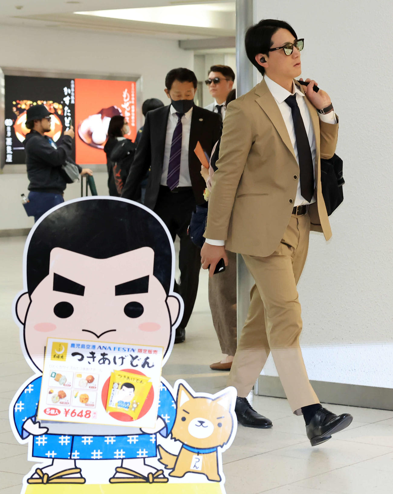 鹿児島入りした巨人小林（撮影・浅見桂子）