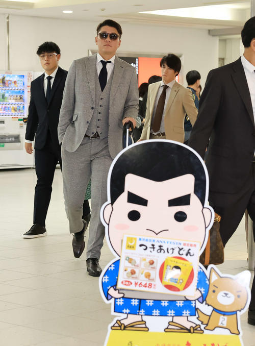鹿児島入りした巨人坂本（中央）。左は岡本和、右は重信（撮影・浅見桂子）