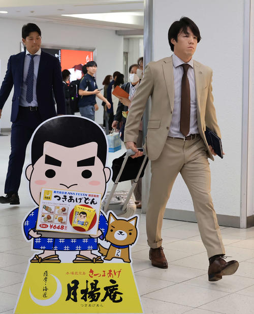 鹿児島入りし、西郷さんをモチーフにした看板の横を通る重信（右）。大城卓（撮影・浅見桂子）