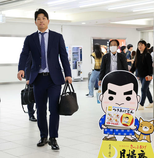 鹿児島入りし、西郷さんをモチーフにした看板の横路を通る巨人大城卓（撮影・浅見桂子）