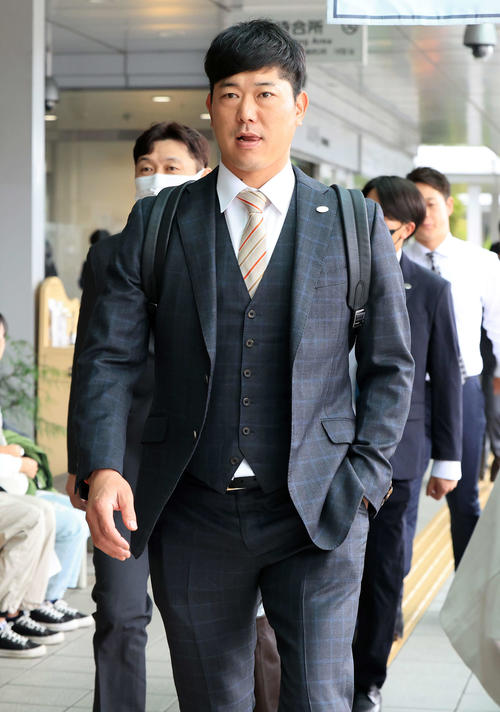 鹿児島入りした巨人内海コーチ（撮影・浅見桂子）