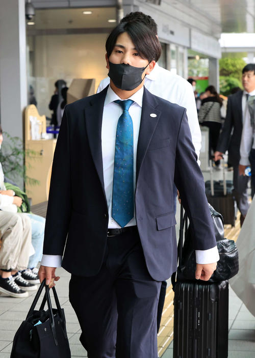 鹿児島入りした巨人門脇（撮影・浅見桂子）