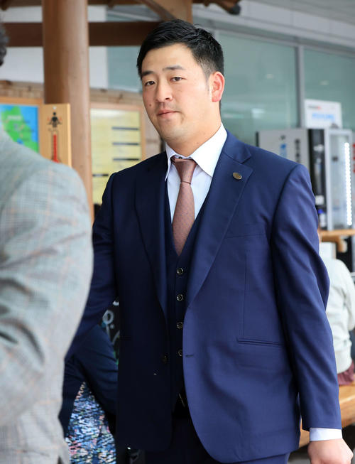 鹿児島入りした巨人岸田（撮影・浅見桂子）