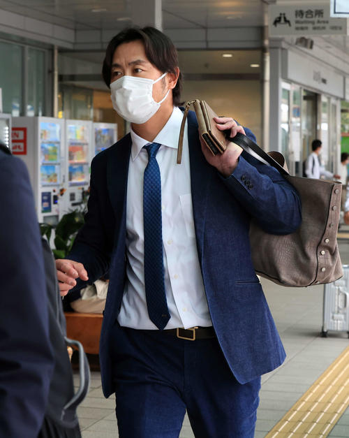 鹿児島入りした巨人亀井コーチ（撮影・浅見桂子）
