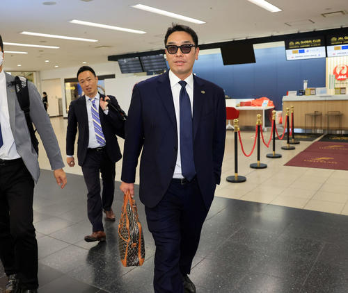 鹿児島入りした巨人阿部監督（撮影・浅見桂子）