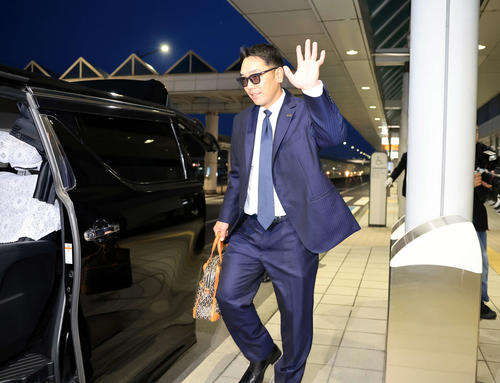 鹿児島入りした巨人阿部監督（撮影・浅見桂子）