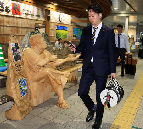 鹿児島入りした巨人山崎伊（撮影・浅見桂子）