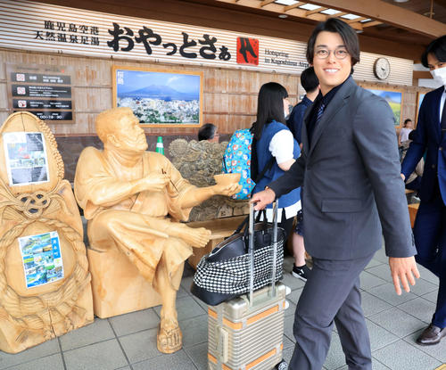 鹿児島入りした巨人高梨（撮影・浅見桂子）