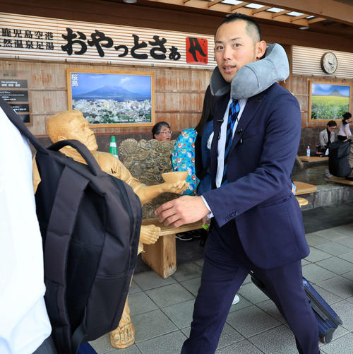 鹿児島入りした巨人矢野コーチ（撮影・浅見桂子）