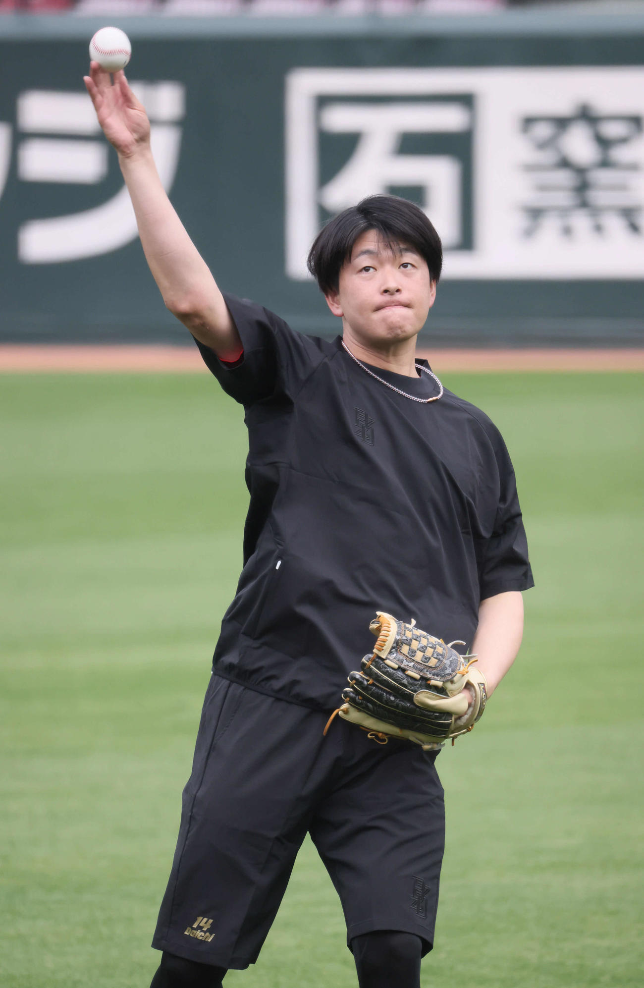 投手指名練習でキャッチボールをする広島大瀬良（撮影・加藤孝規）