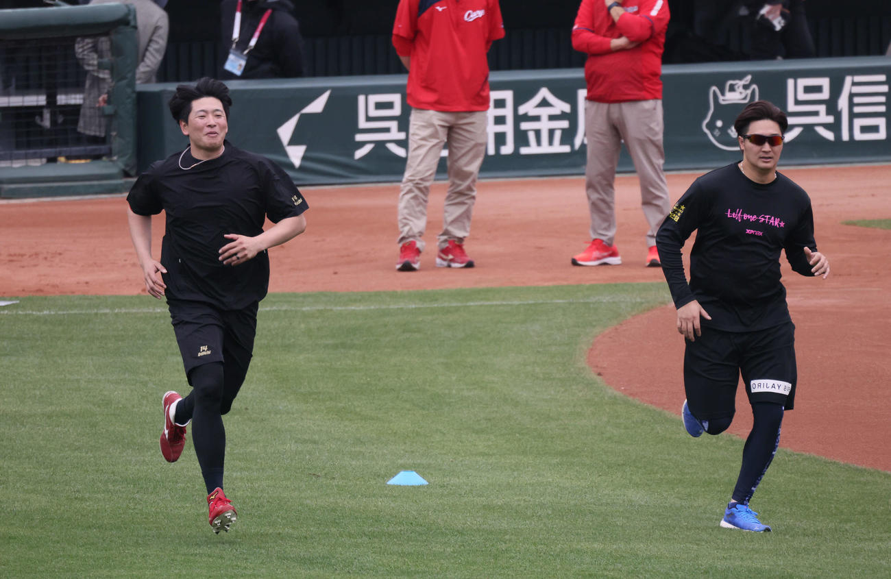 投手指名練習で走り込む広島大瀬良（左）と床田（撮影・加藤孝規）