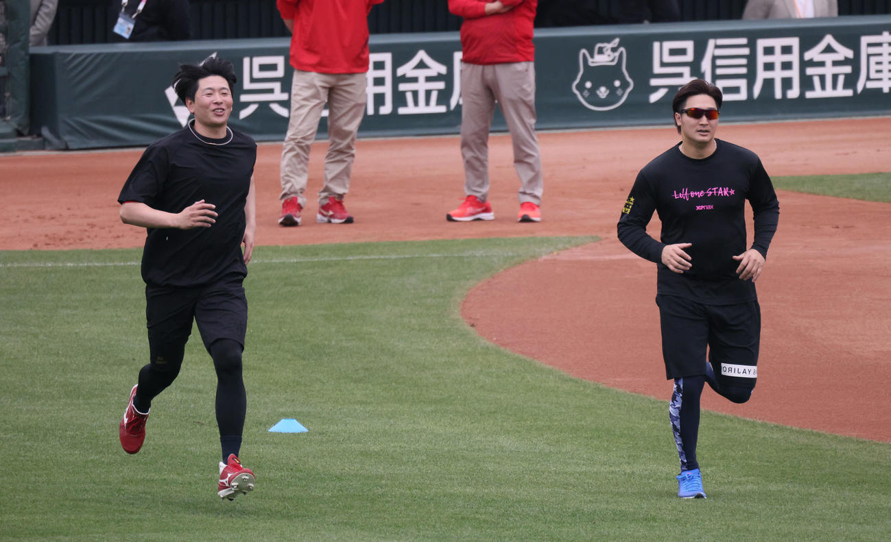 投手指名練習で走り込む広島大瀬良（左）と床田（撮影・加藤孝規）