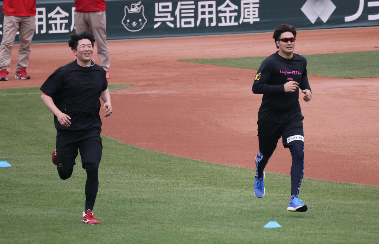 投手指名練習で走り込む広島大瀬良（左）と床田（撮影・加藤孝規）
