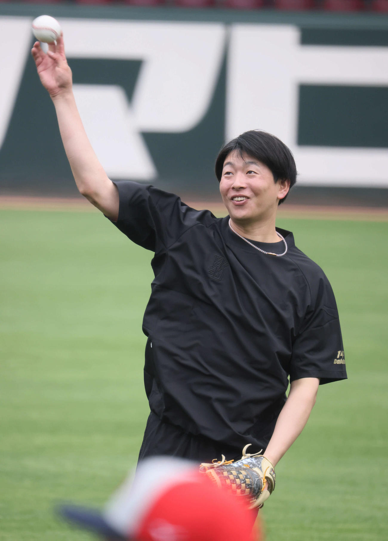 投手指名練習でキャッチボールをする広島大瀬良（撮影・加藤孝規）