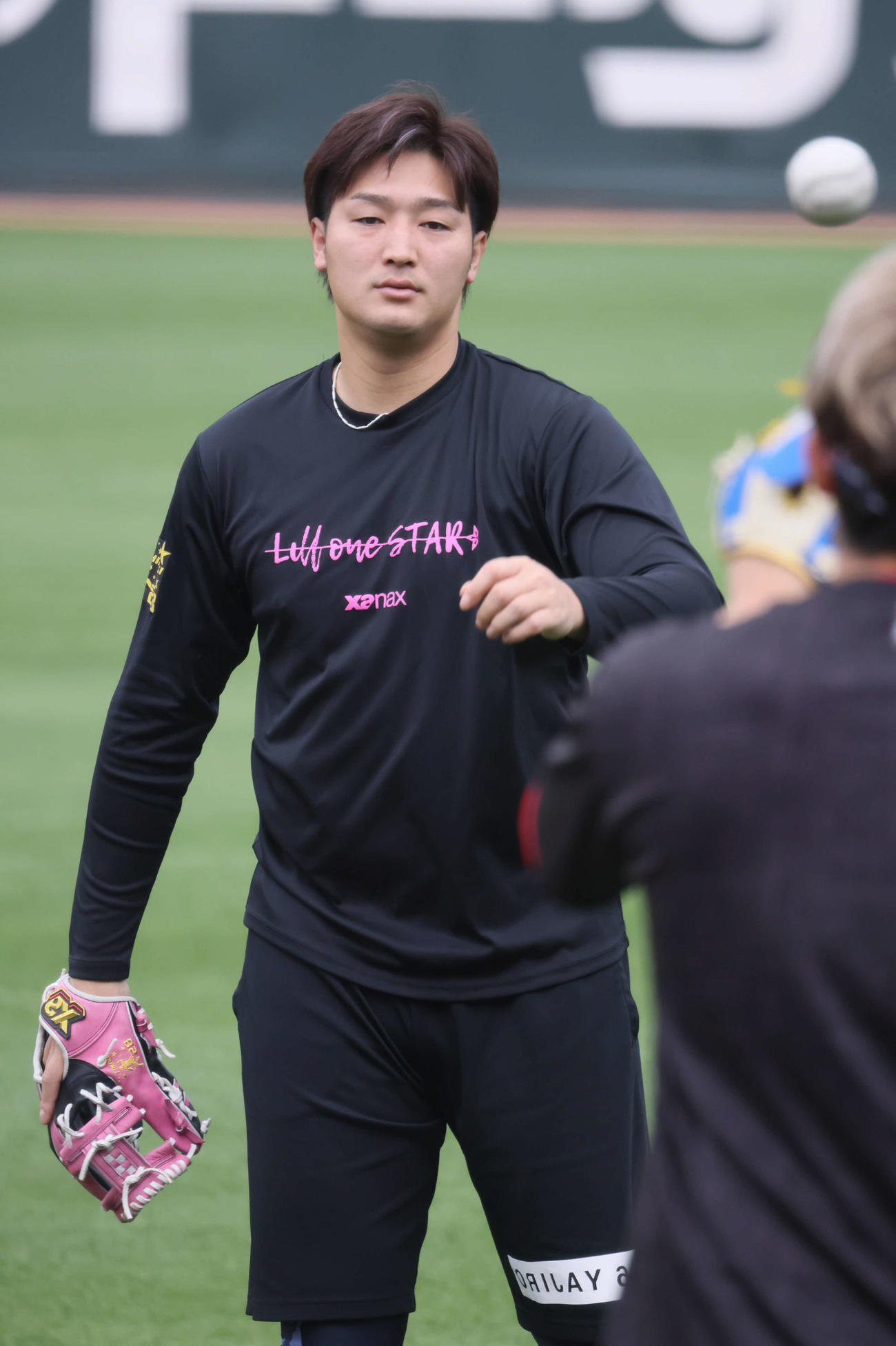 投手指名練習でキャッチボールをする広島床田（撮影・加藤孝規）