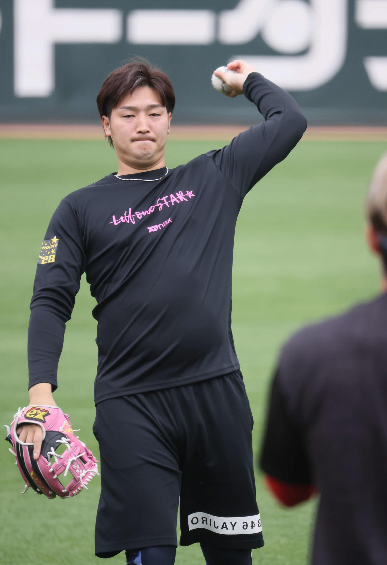 投手指名練習でキャッチボールをする広島床田（撮影・加藤孝規）