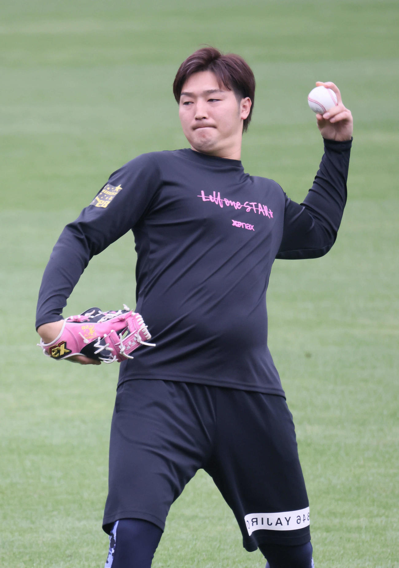 投手指名練習でキャッチボールをする広島床田（撮影・加藤孝規）