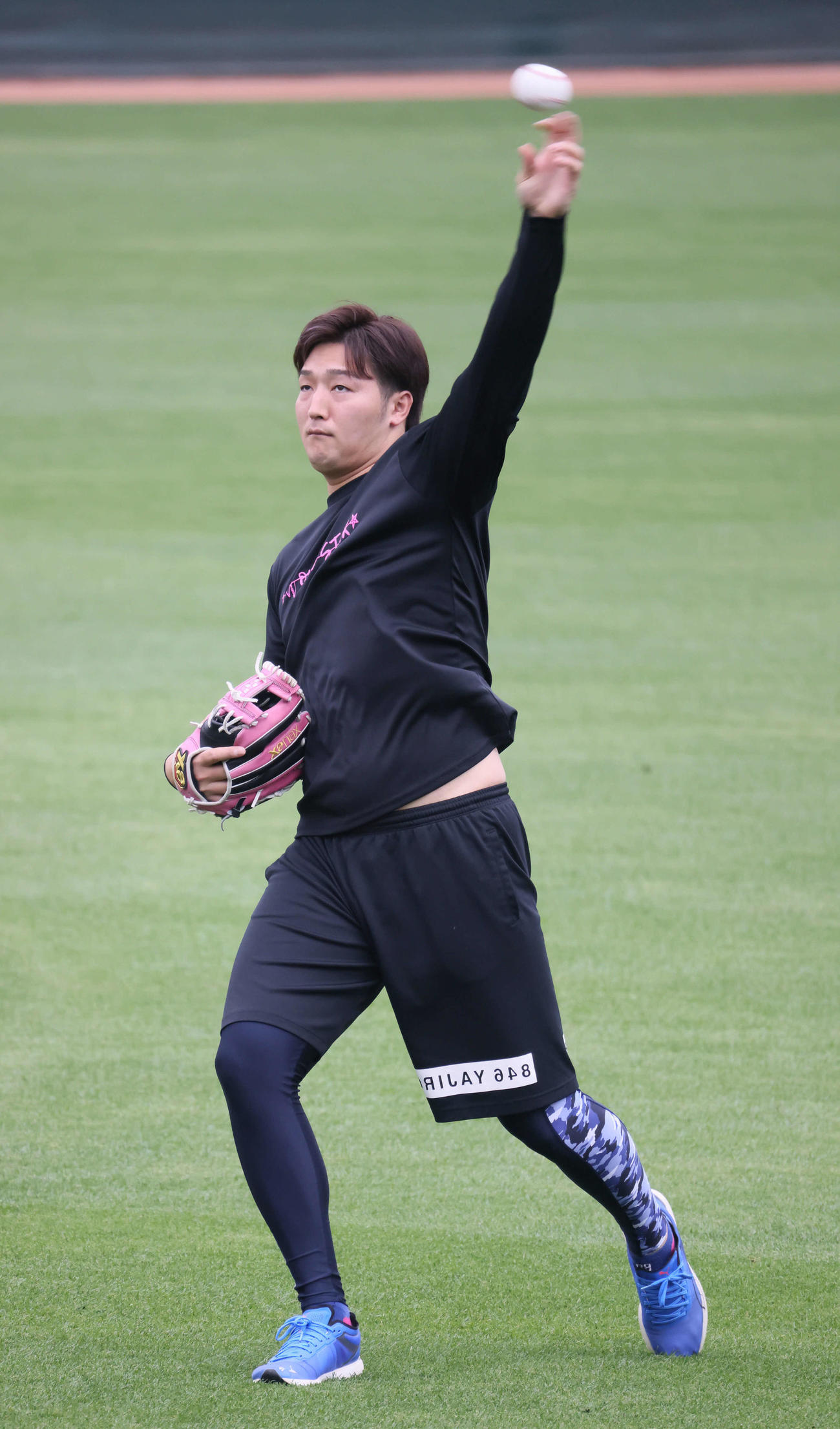 投手指名練習でキャッチボールをする広島床田（撮影・加藤孝規）