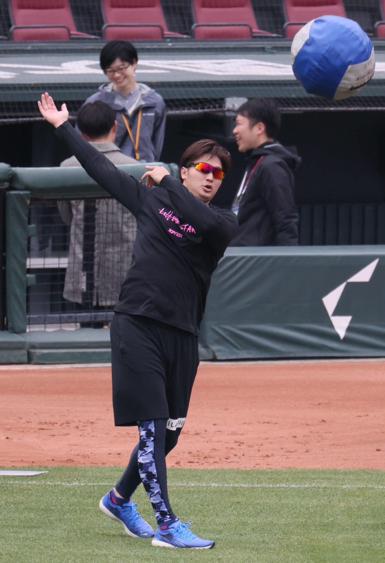 投手指名練習でメディシンボールを投げる広島床田（撮影・加藤孝規）