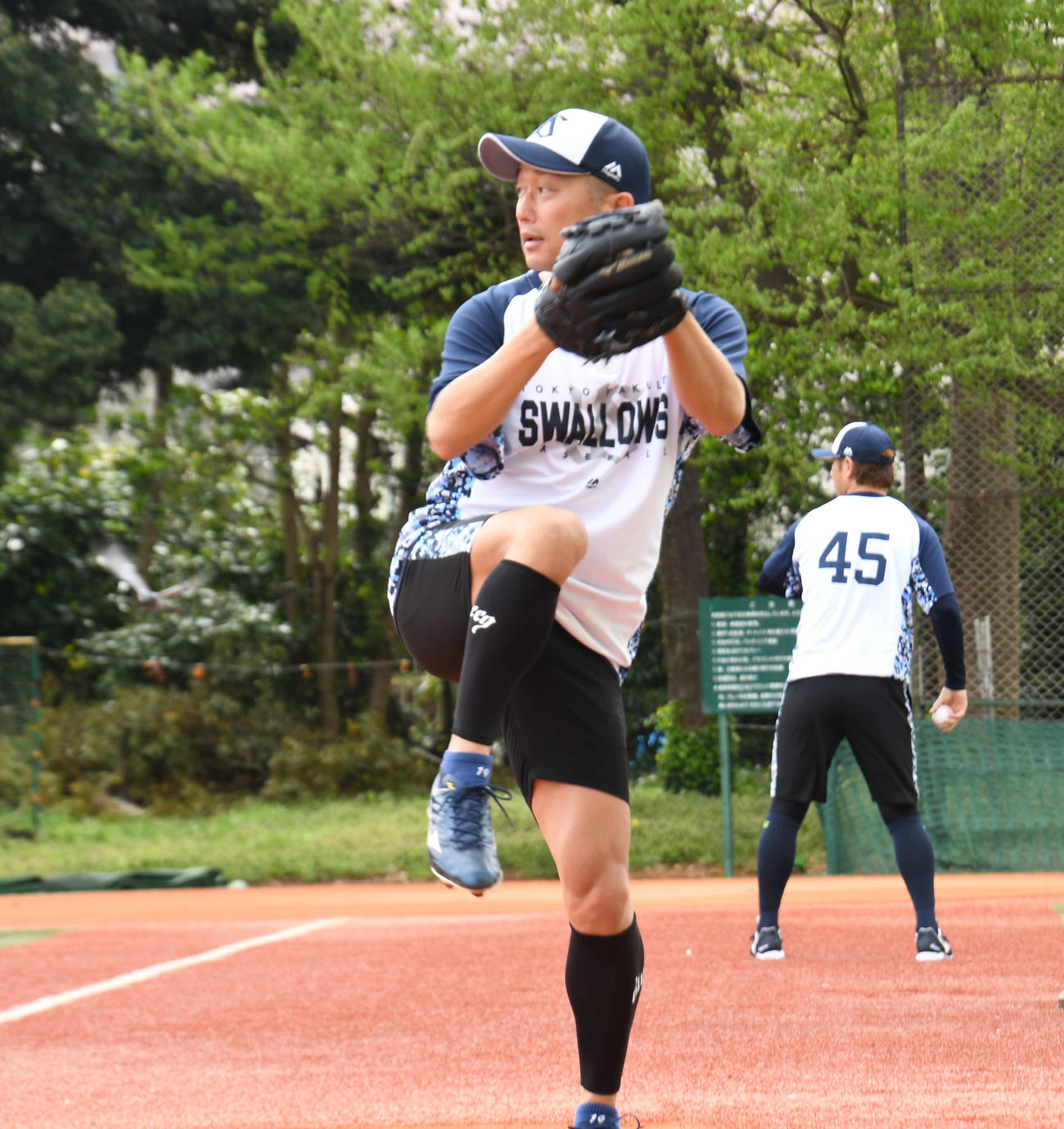 投手練習に参加したヤクルト石川（手前）と小沢