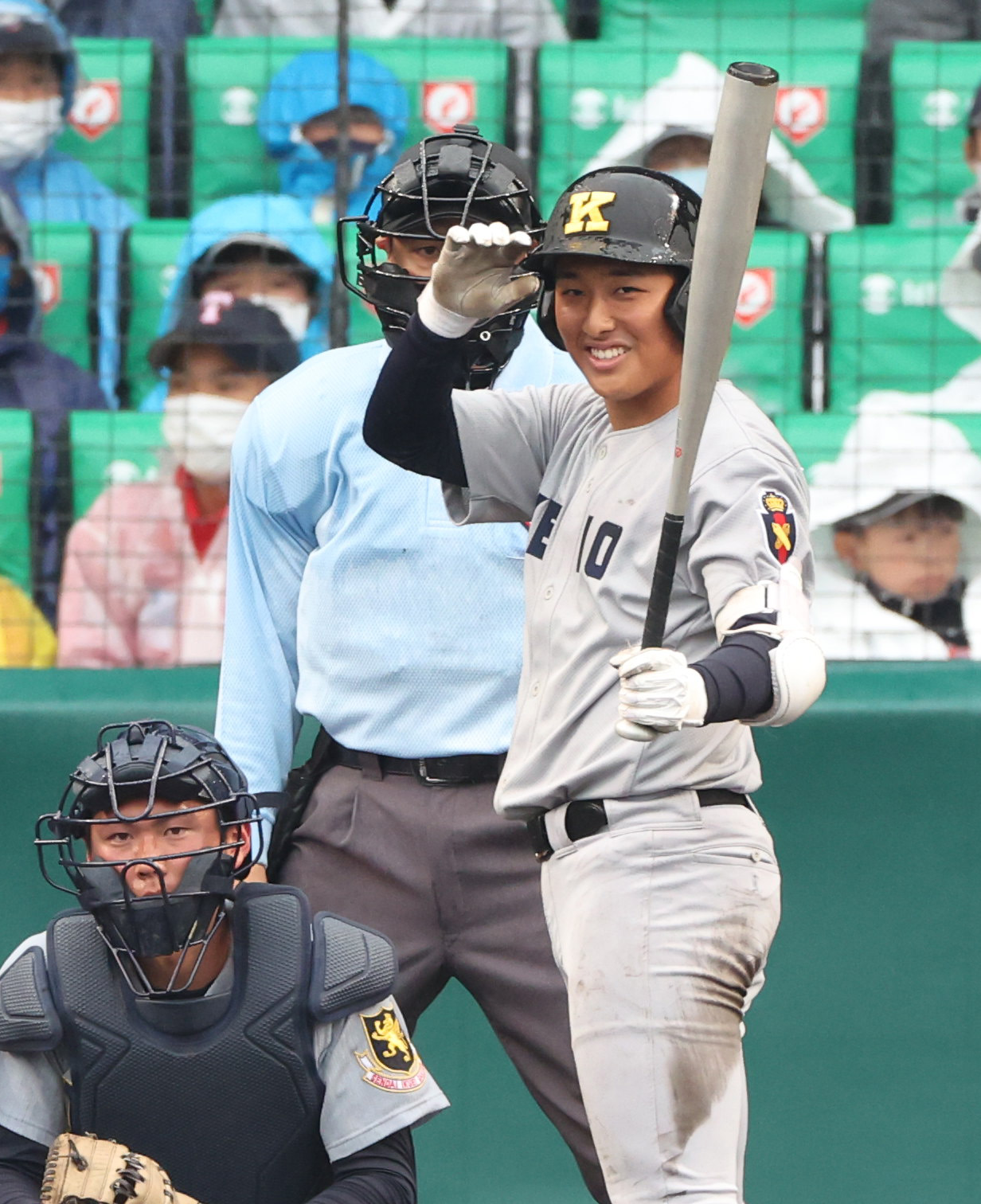 慶応対仙台育英　3回表慶応2死二塁、打席で笑顔を見せる清原勝児（2023年3月21日撮影）