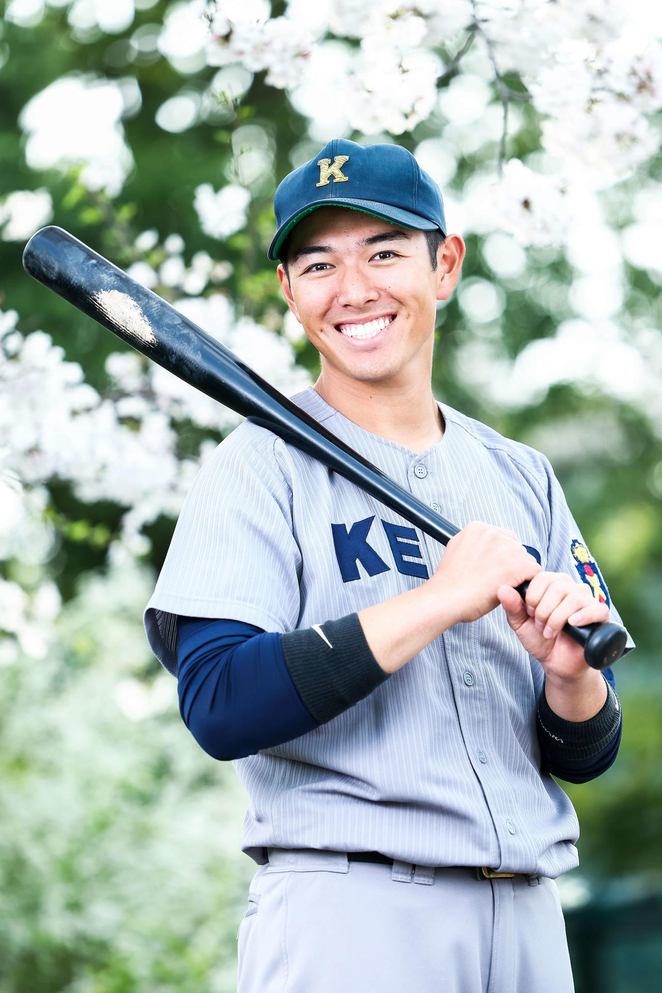 爽やかな笑顔で写真に納まる慶大・清原正吾（撮影・河田真司）