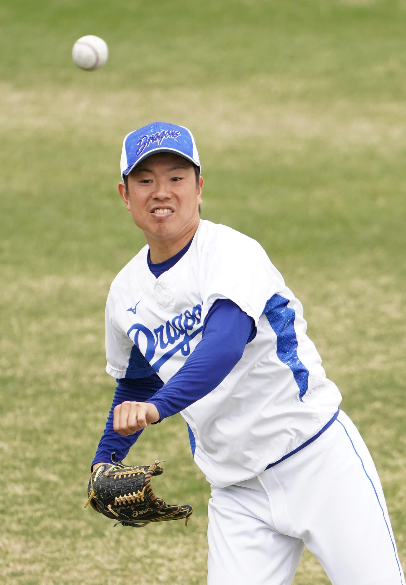 キャッチボールをする松葉（撮影・森本幸一）