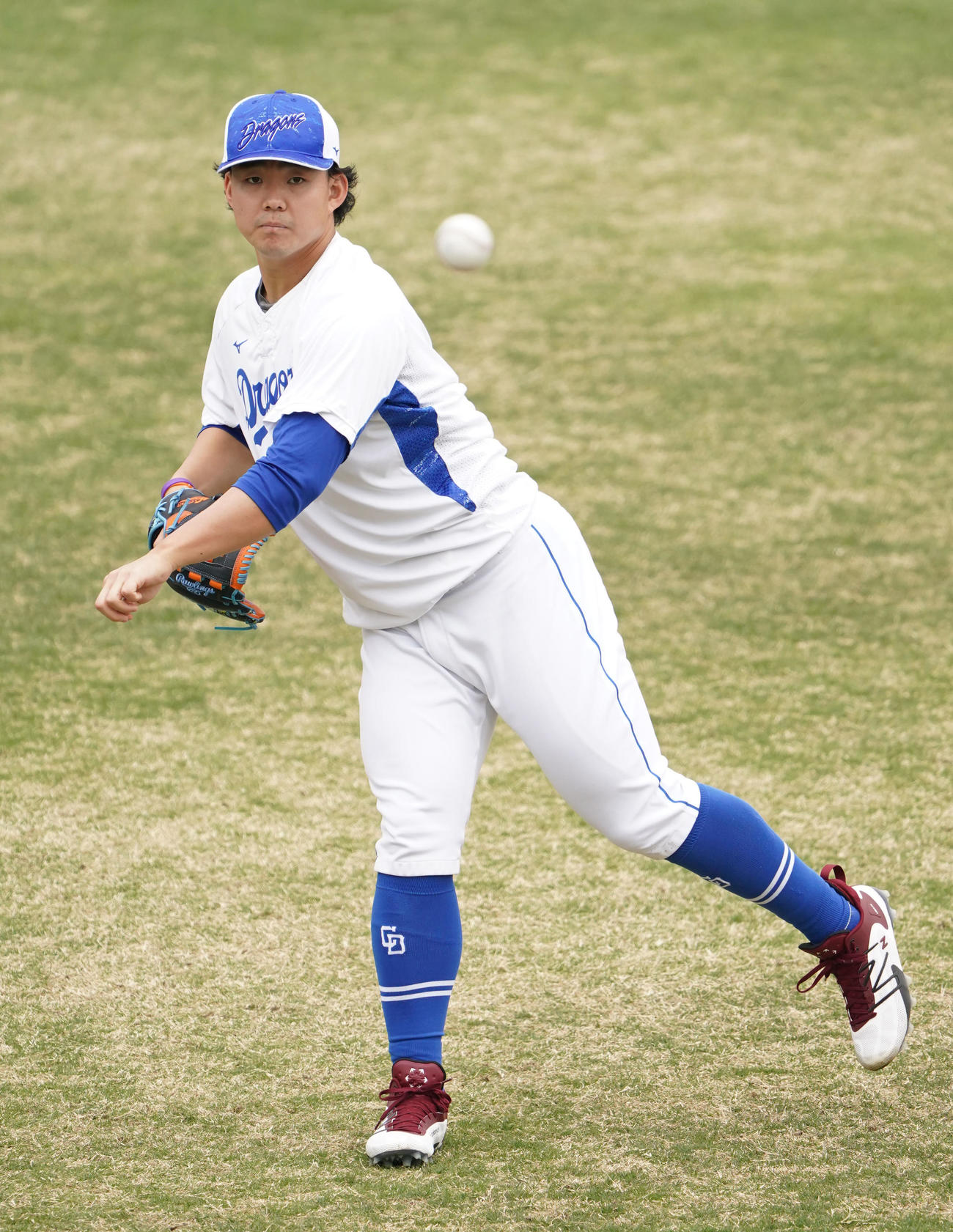 キャッチボールをする小笠原（撮影・森本幸一）