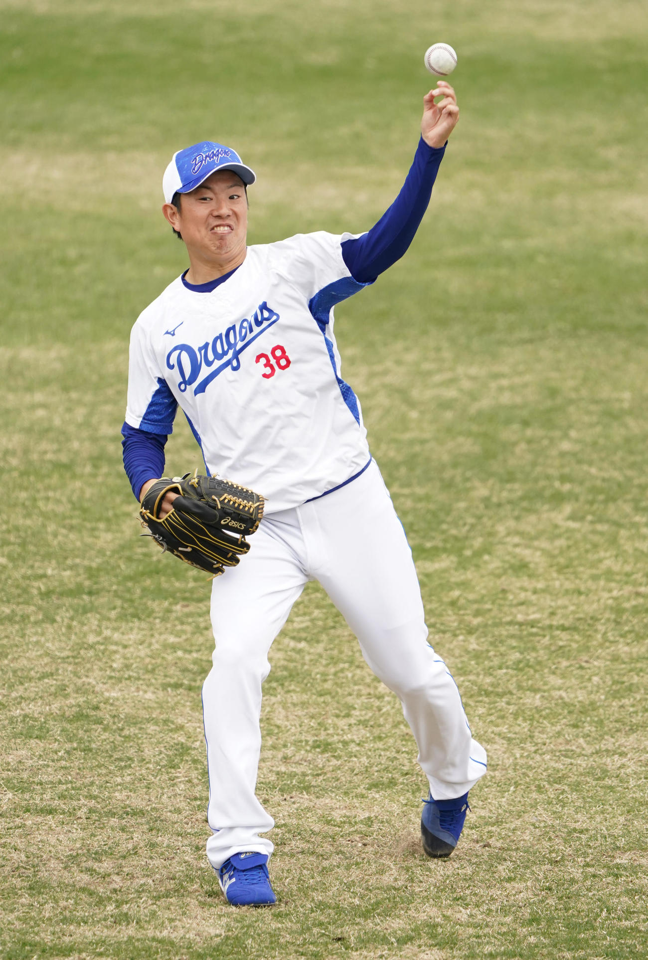 キャッチボールをする松葉（撮影・森本幸一）