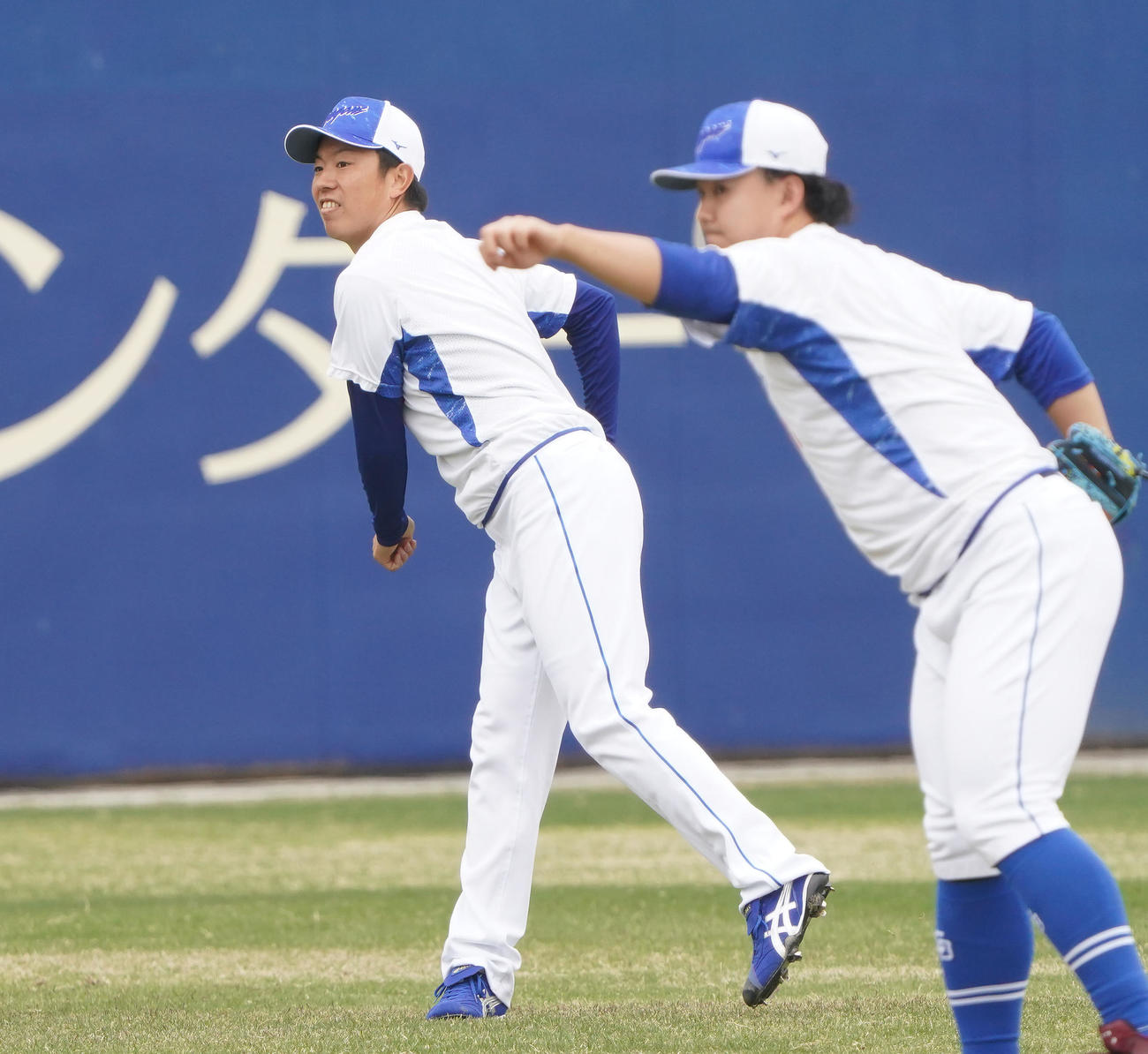 キャッチボールをする松葉（左）右は小笠原（撮影・森本幸一）
