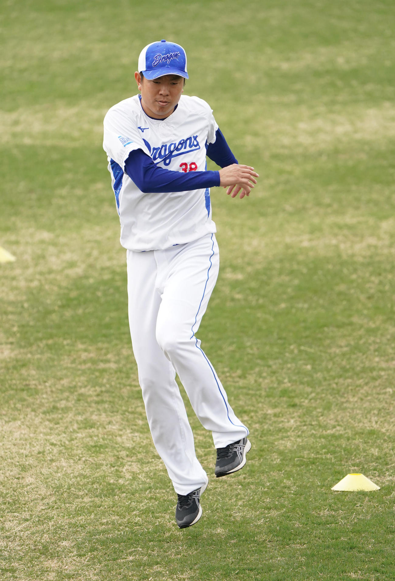 ストレッチで体をほぐす松葉（撮影・森本幸一）