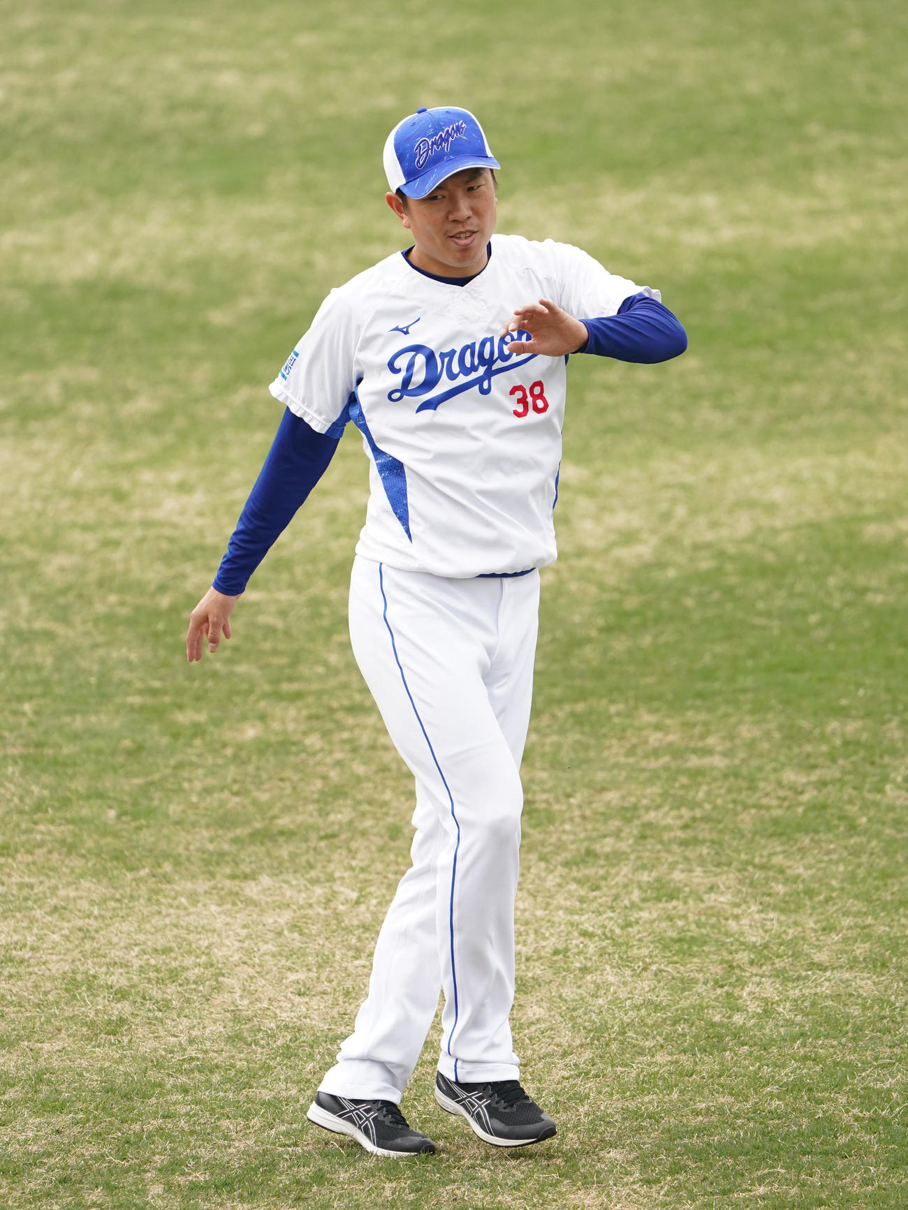 ストレッチで体をほぐす松葉（撮影・森本幸一）