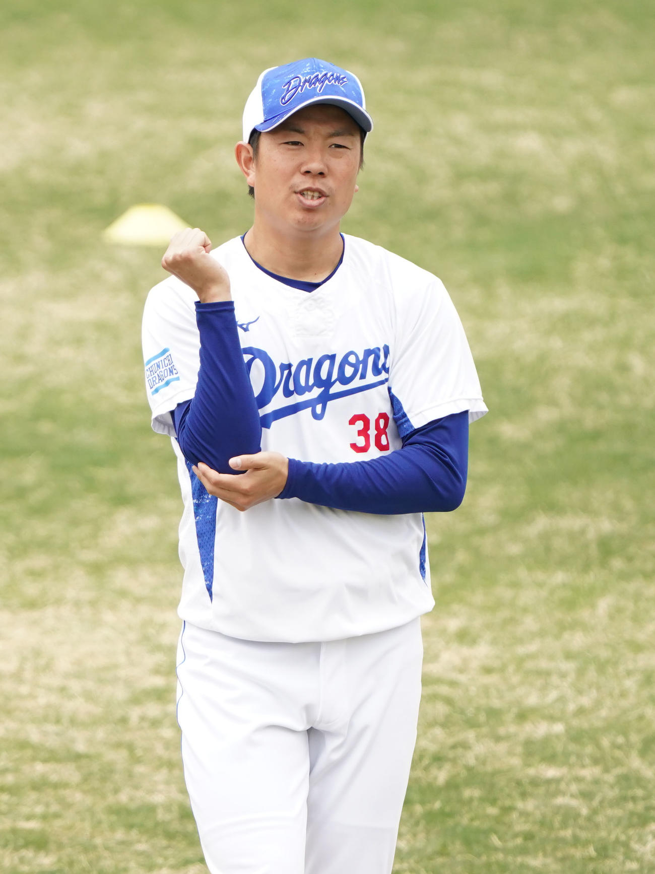 ストレッチで体をほぐす松葉（撮影・森本幸一）