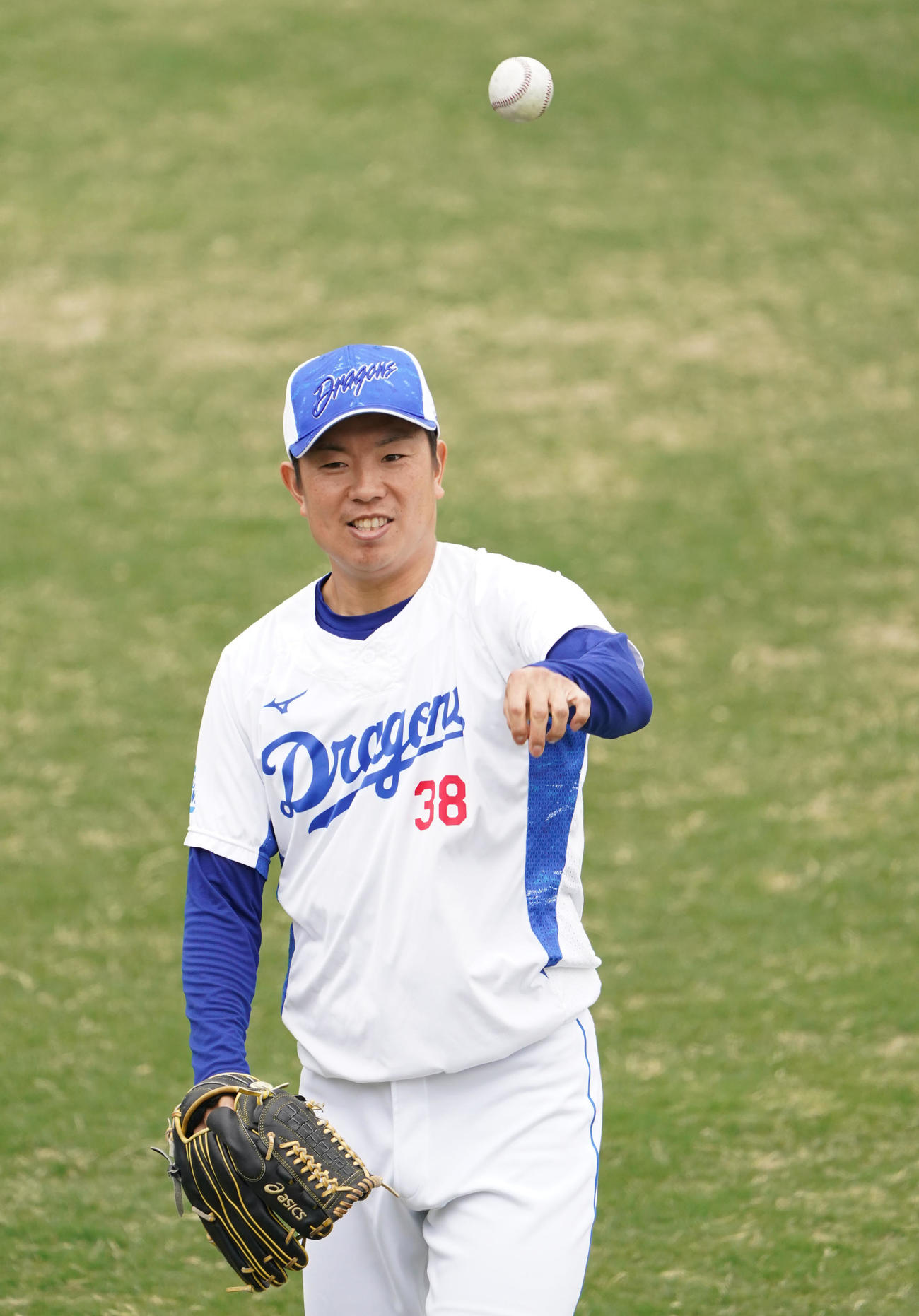 明るい表情でキャッチボールをする松葉（撮影・森本幸一）