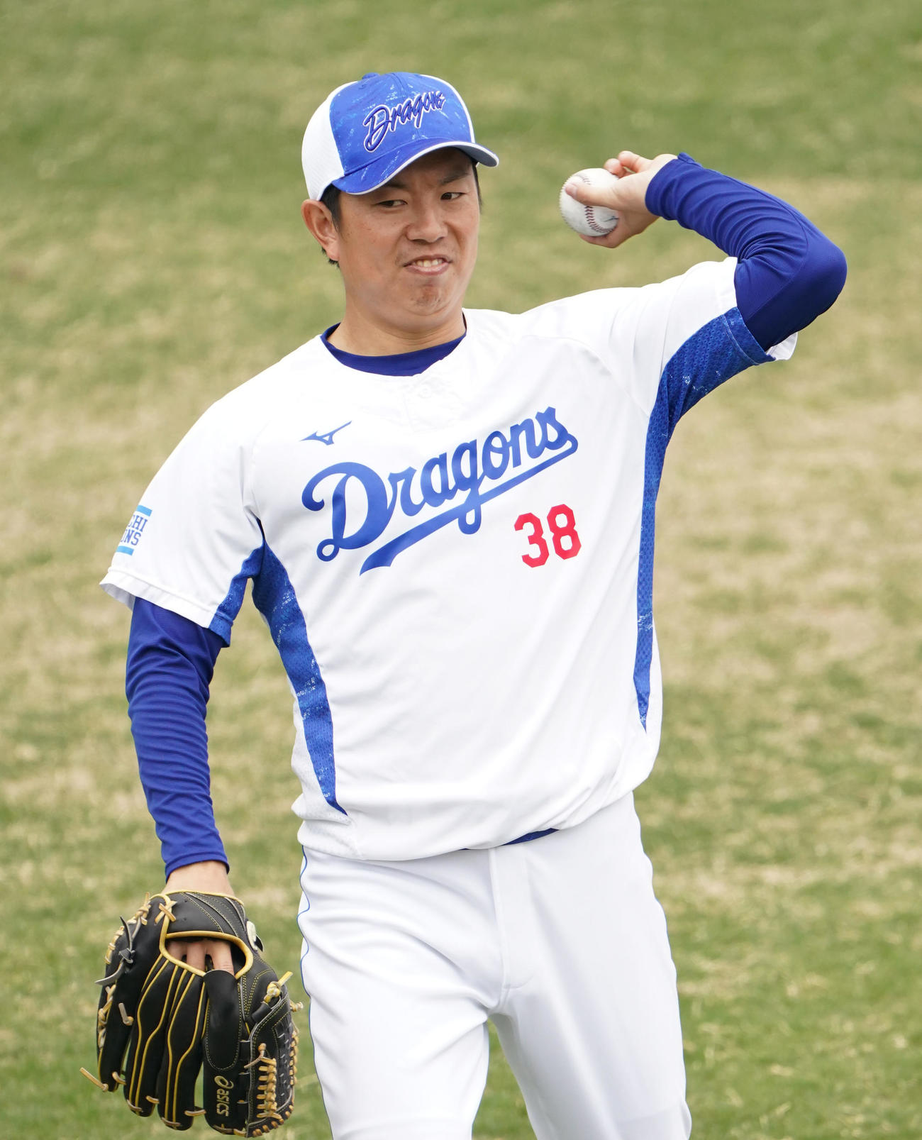 明るい表情でキャッチボールをする松葉（撮影・森本幸一）