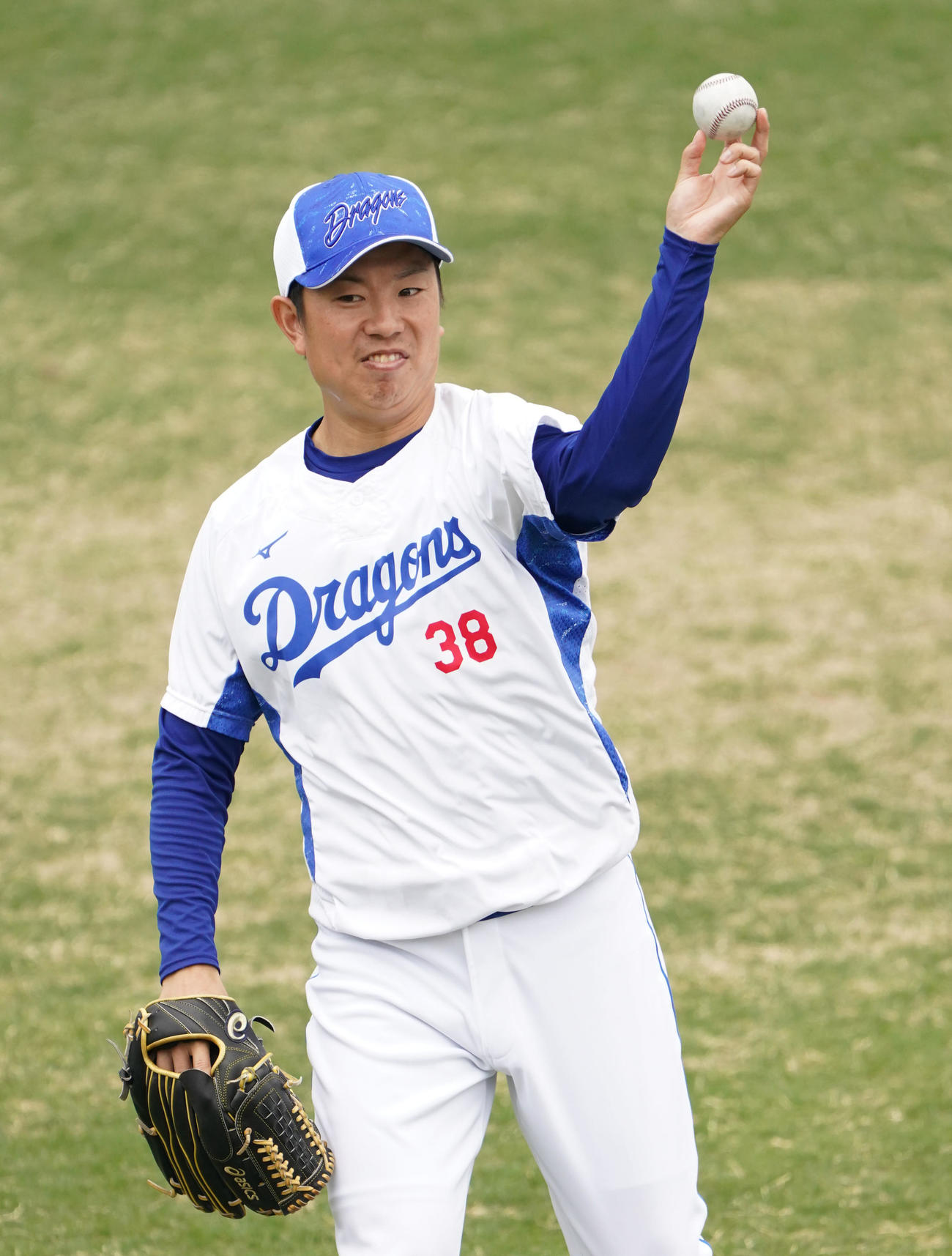 明るい表情でキャッチボールをする松葉（撮影・森本幸一）