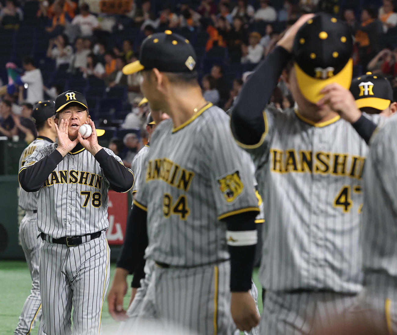 3月31日、巨人対阪神　平田ヘッドコーチ（左）は勝利投手の桐敷（右）を呼び止める