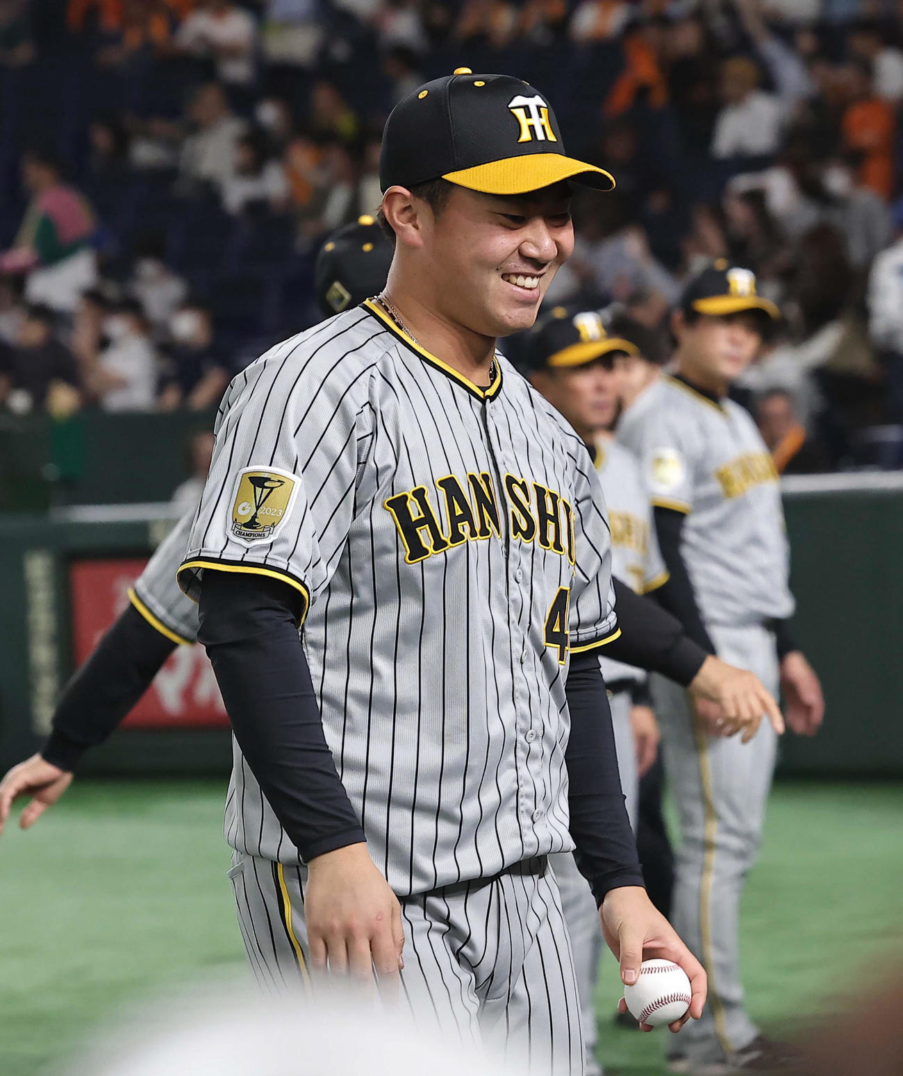 3月31日、巨人対阪神　勝利球を手に笑顔を見せる桐敷