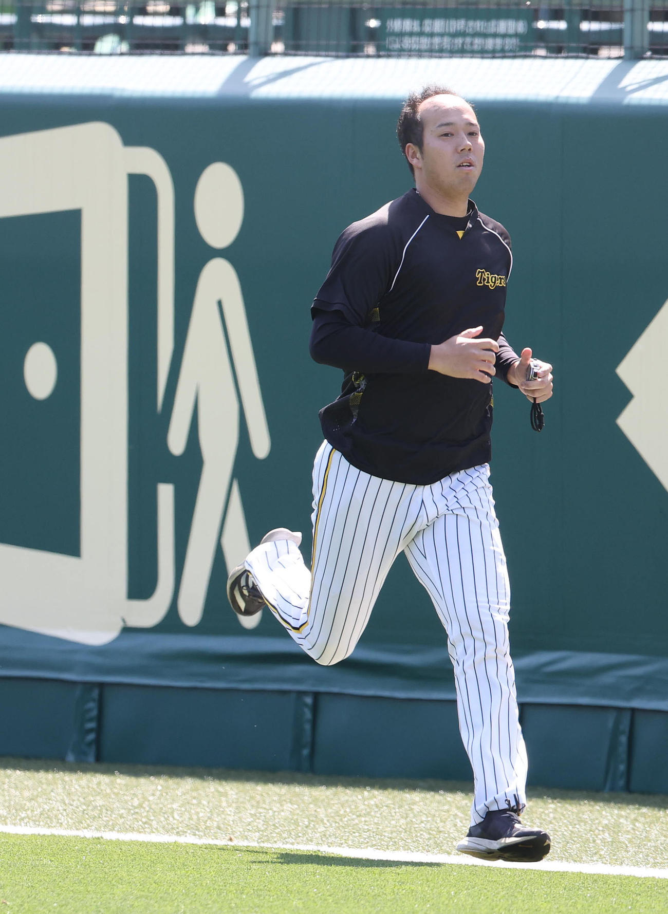 外野でランニングする青柳（2024年4月1日撮影）